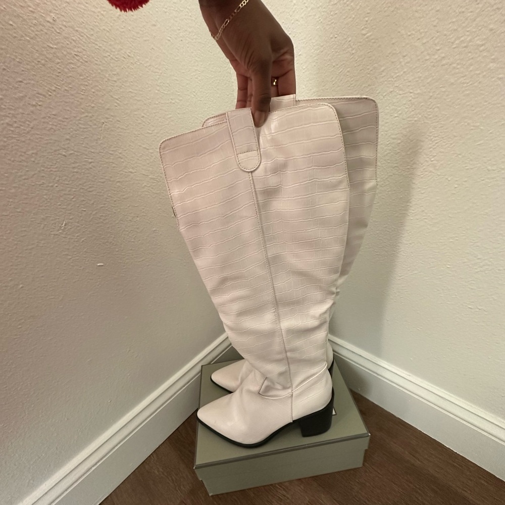 Chic White Heeled Boots